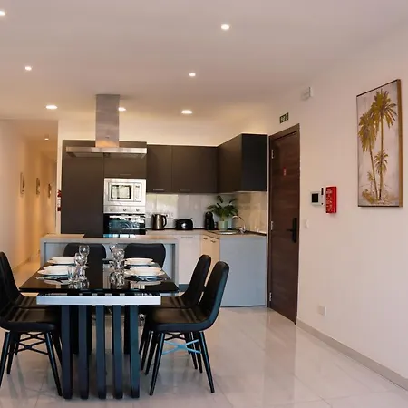 Scenic Modern 3 Bedroom Seaview *